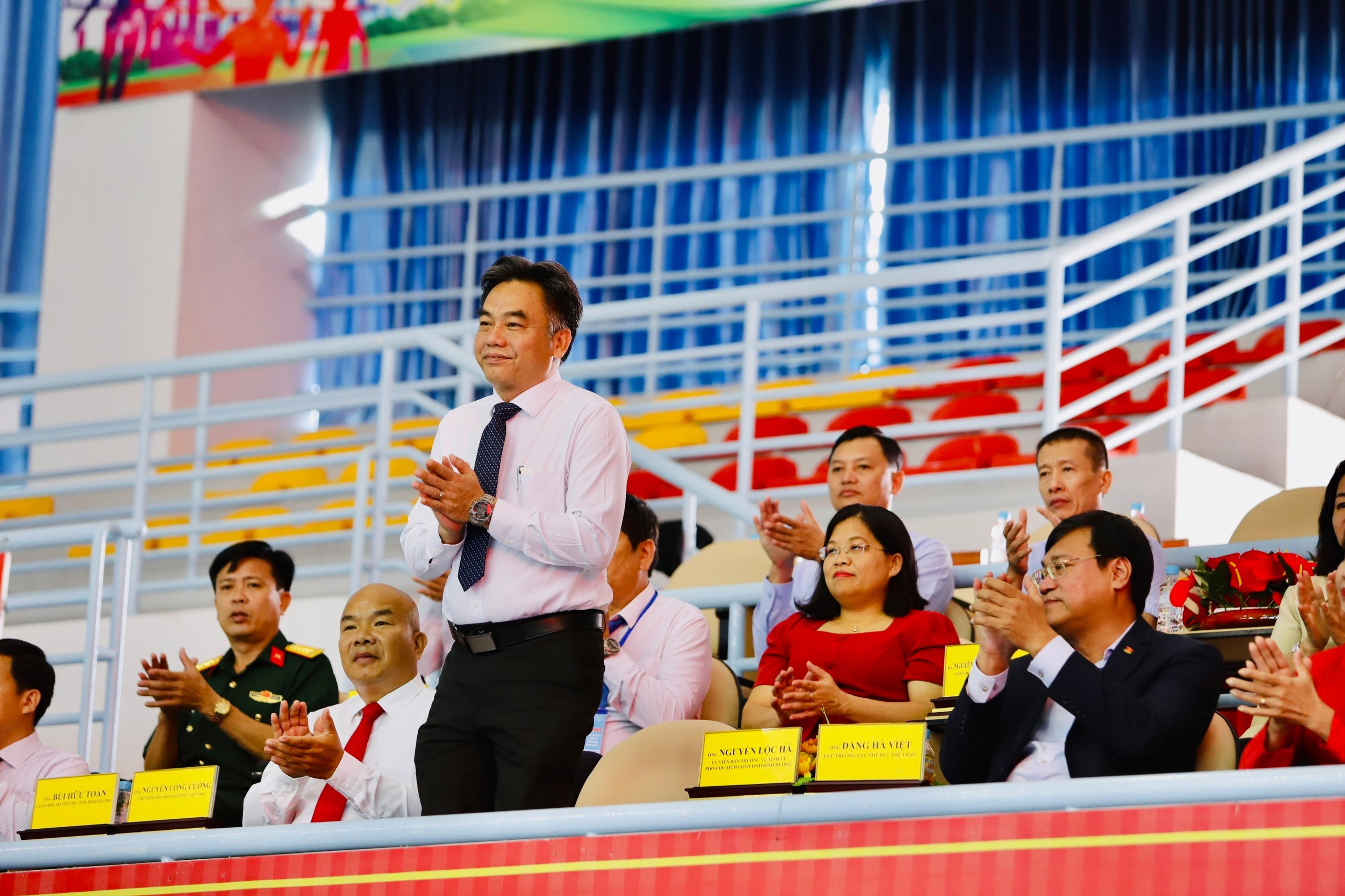 Đồng chí Nguyễn Lộc Hà - Ủy viên Thường vụ Tỉnh ủy, Phó Chủ tịch UBND tỉnh Bình Dương và các đồng chí lãnh đạo tỉnh Bình Dương đến dự Lễ khai mạc giải.